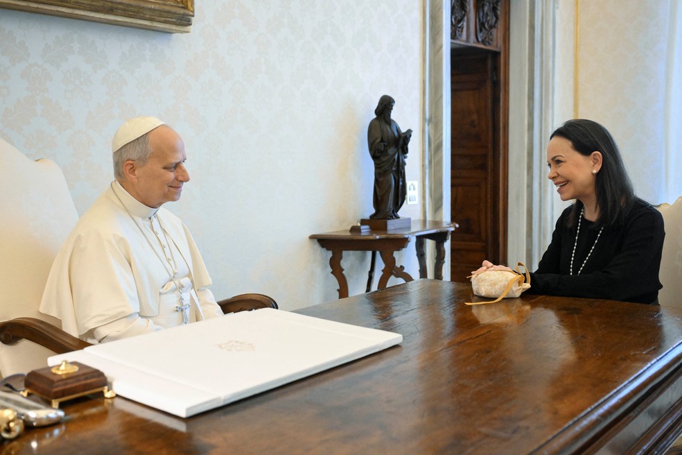 Papa Leão XIV com María Corina Machado no Vaticano — Foto: Vatican Media/Simone Risoluti/Divulgação