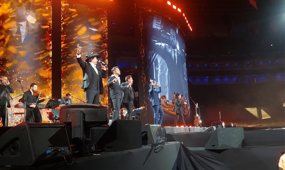 Chitãozinho & Xororó, Leonardo e Zezé Di Camargo e Luciano subiram ao palco do Allianz Parque, em São Paulo, para a primeira noite do Salve o Sul, em prol das vítimas do RS. — Foto: Marília Neves