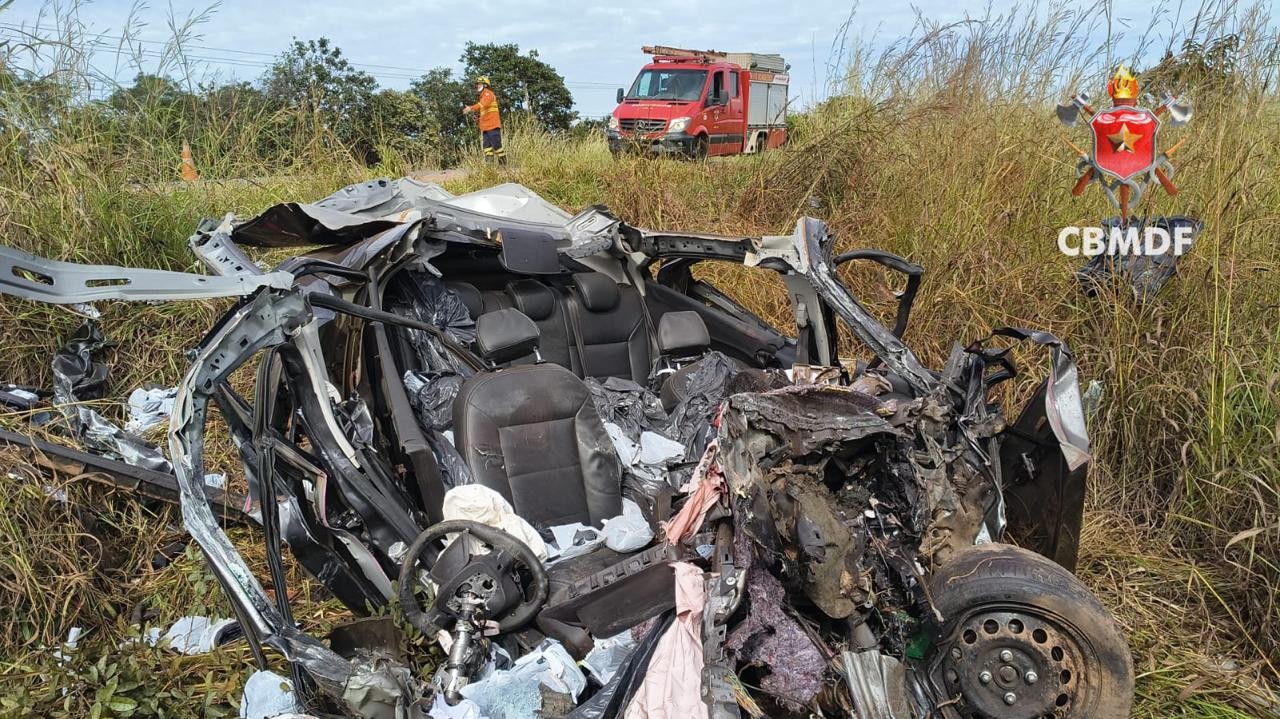 Carro bate de frente com outro veículo na DF-290 e deixa uma pessoa morta