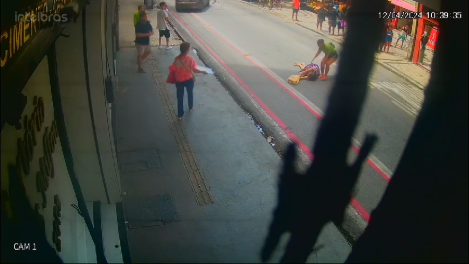 Vídeo: Desnível na pista causa quedas constantes de pedestres em rua do Centro de Fortaleza