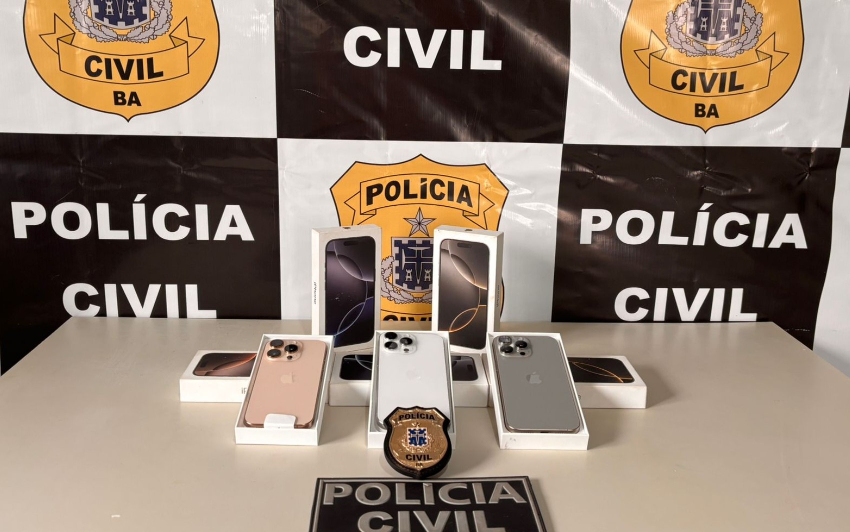 Carga de celulares avaliada em R$ 35 mil furtada de caminhão que tombou é recuperada no interior da Bahia
