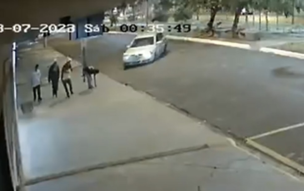 Adolescente de 14 anos e outras duas pessoas são atropeladas em avenida de Ibitinga (SP) — Foto: Reprodução/Câmera de segurança