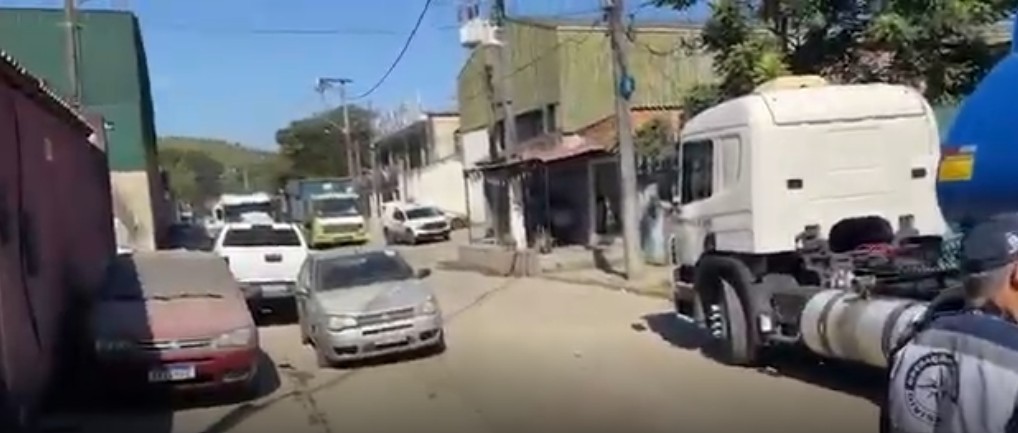 Operação fecha posto clandestino de combustíveis em Duque de Caxias, prende seis pessoas e apreende mais de 12 mil litros
