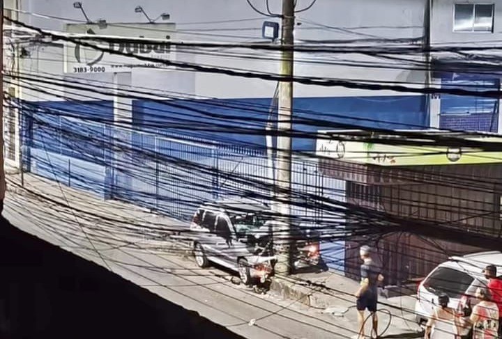 Mãe e filho morrem após baterem carro em poste em Salvador