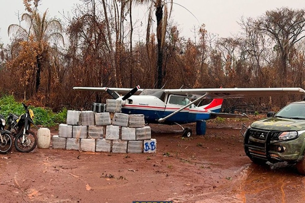 Aeronave e material apreendidos — Foto: Gefron