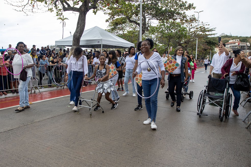 Desfile pelos 210 anos de Macaé começou bem cedo neste sábado — Foto: Moisés Bruno/Prefeitura de Macaé