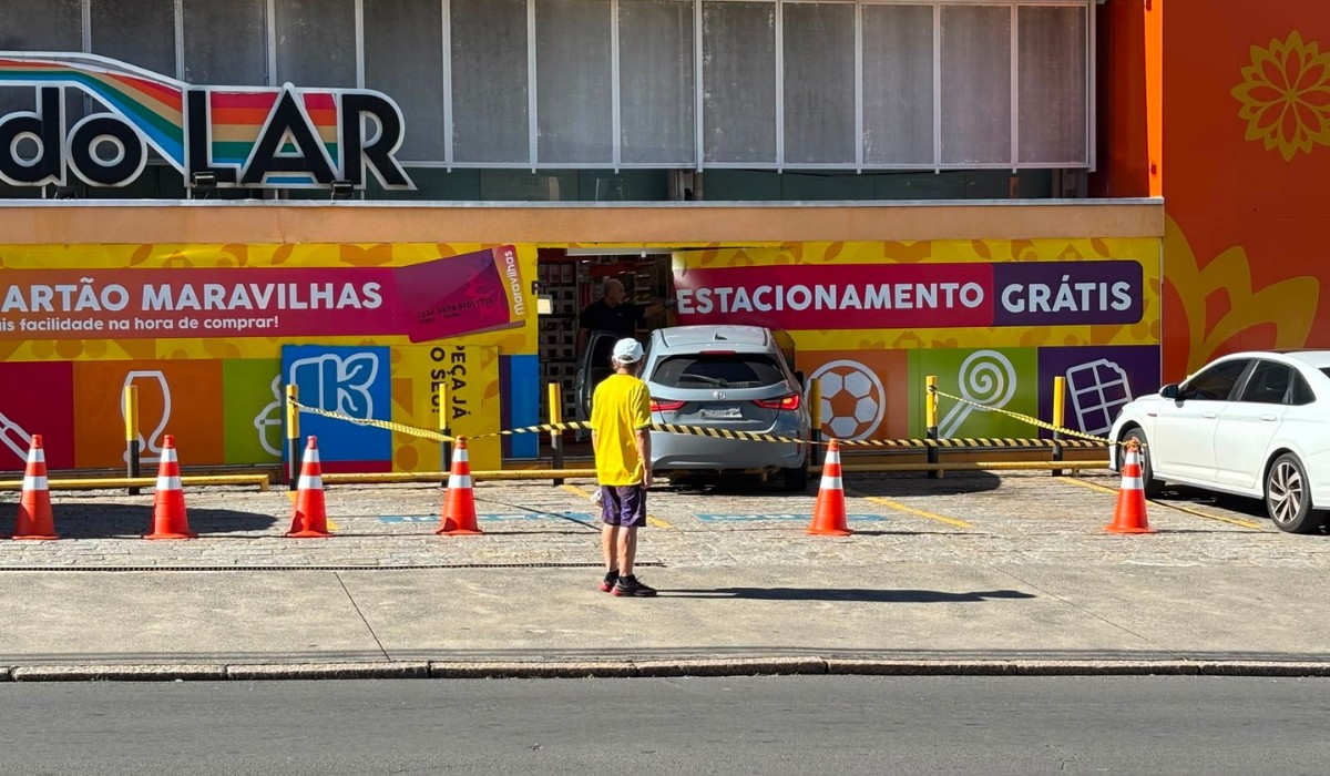 Motorista perde controle do carro e invade fachada de loja em Campinas
