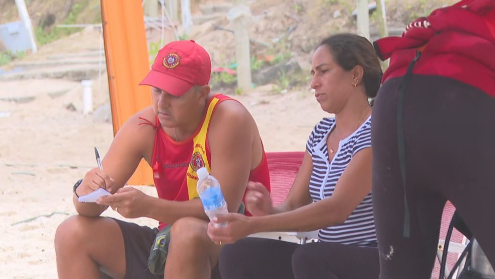 Mãe de Edson Davi busca o filho na Praia da Barra da Tijuca — Foto: Reprodução/ TV Globo
