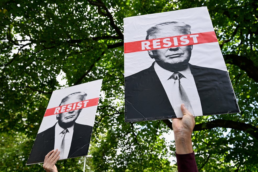 Manifestantes protestam em Edimburgo, na Escócia, contra visita do presidente dos EUA, Donald Trump ao país do Reino Unido em 26 de julho de 2025. — Foto: REUTERS/Lesley Martin