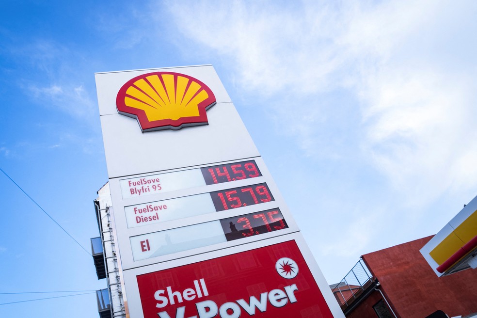 Preços dos combustíveis exibidos em um posto de gasolina Shell em Copenhague, Dinamarca — Foto: Reuters