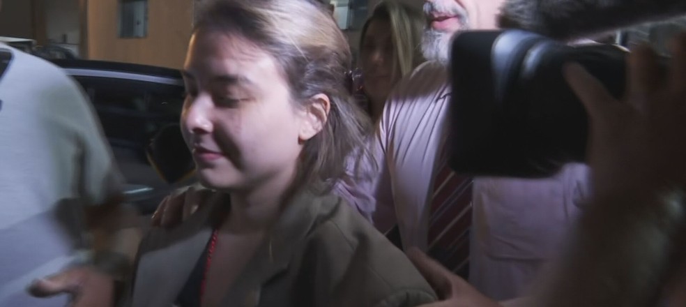 Alicia Dudy Muller sai da delegacia após prestar depoimento em investigação sobre golpe na formatura de alunos da USP. — Foto: Reprodução/Globo