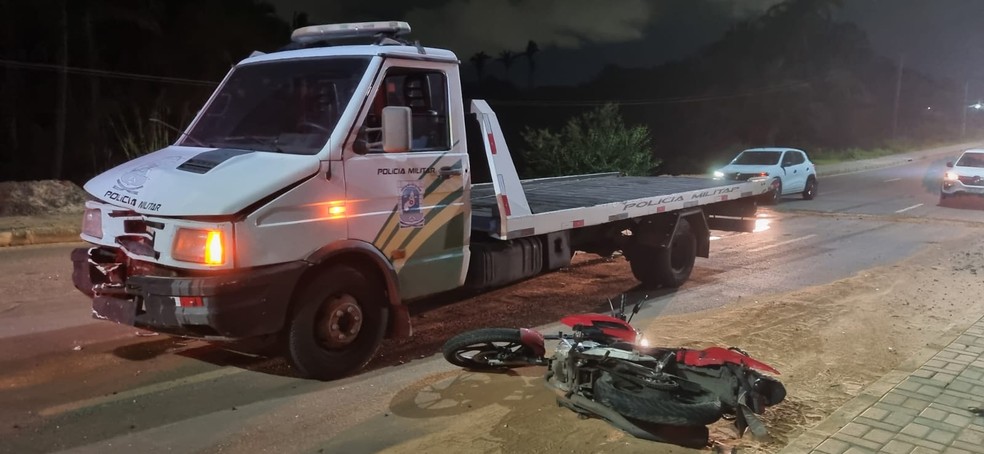 Casal é atingido por caminhão reboque da Polícia Militar na Zona Sul de Teresina — Foto: Eric Souza/ g1 Piauí