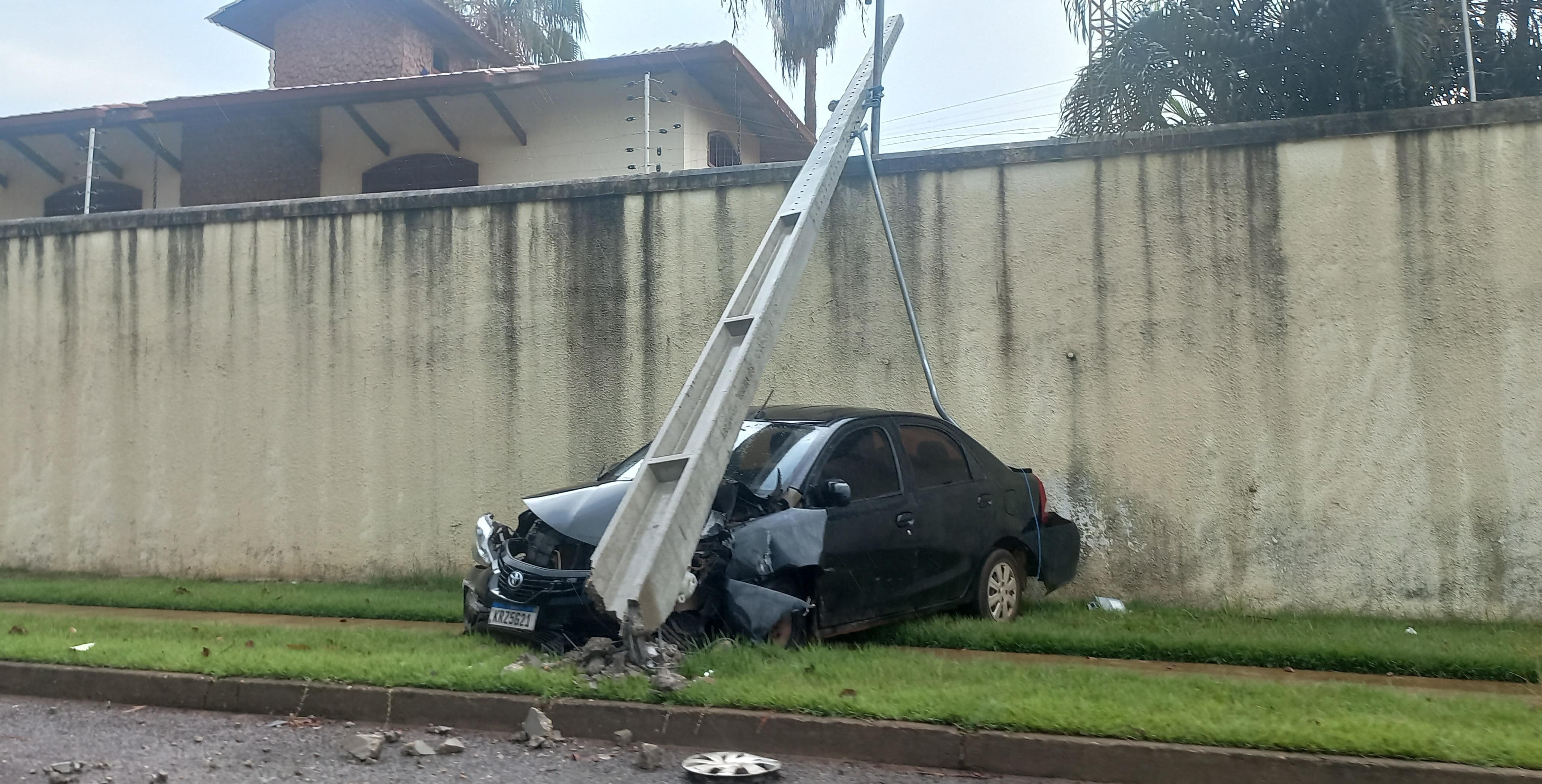 Motorista perde controle do carro, invade calçada e derruba poste de iluminação pública