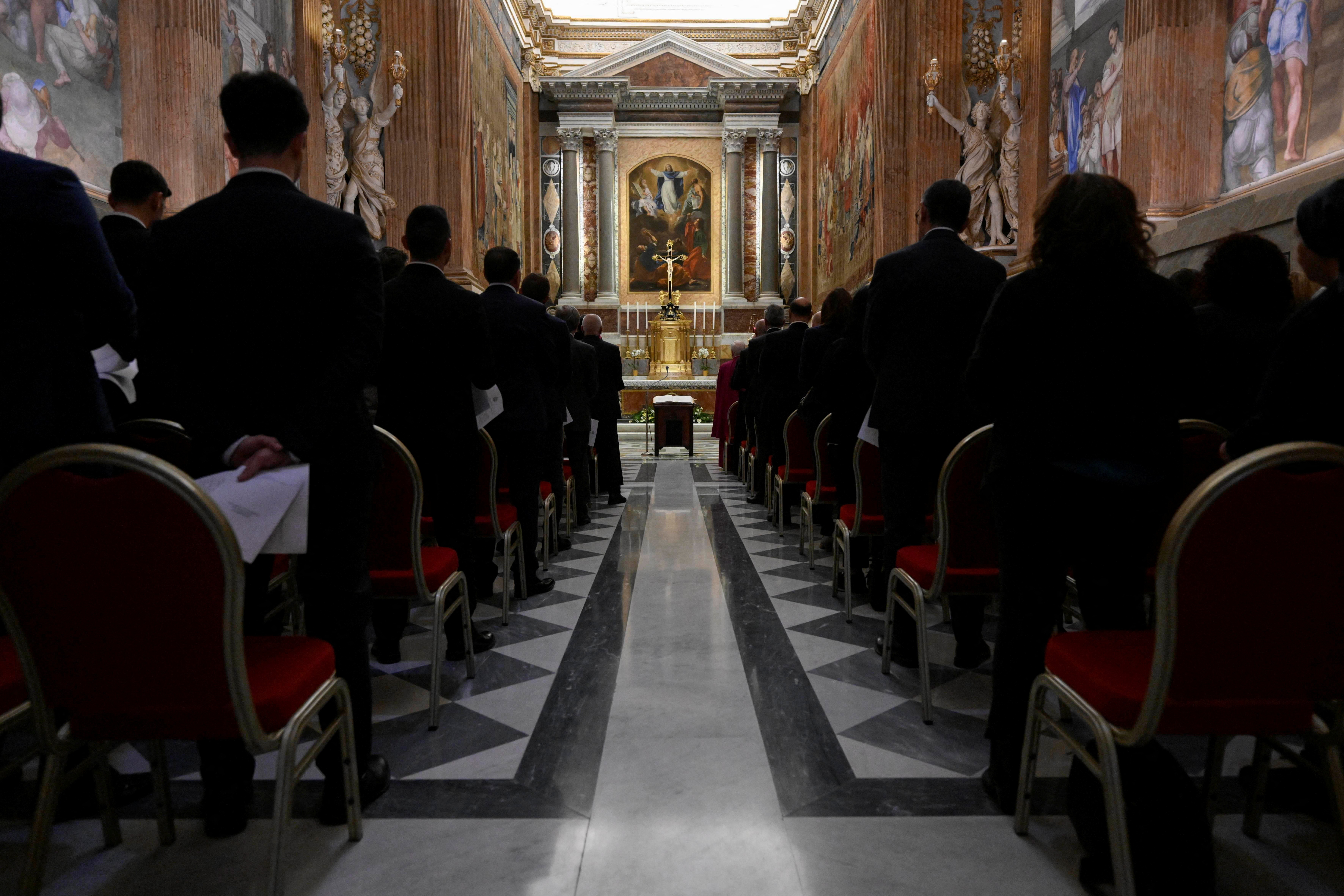 VÍDEO: com presença de mulheres, Vaticano divulga bastidores de juramento de funcionários antes do conclave