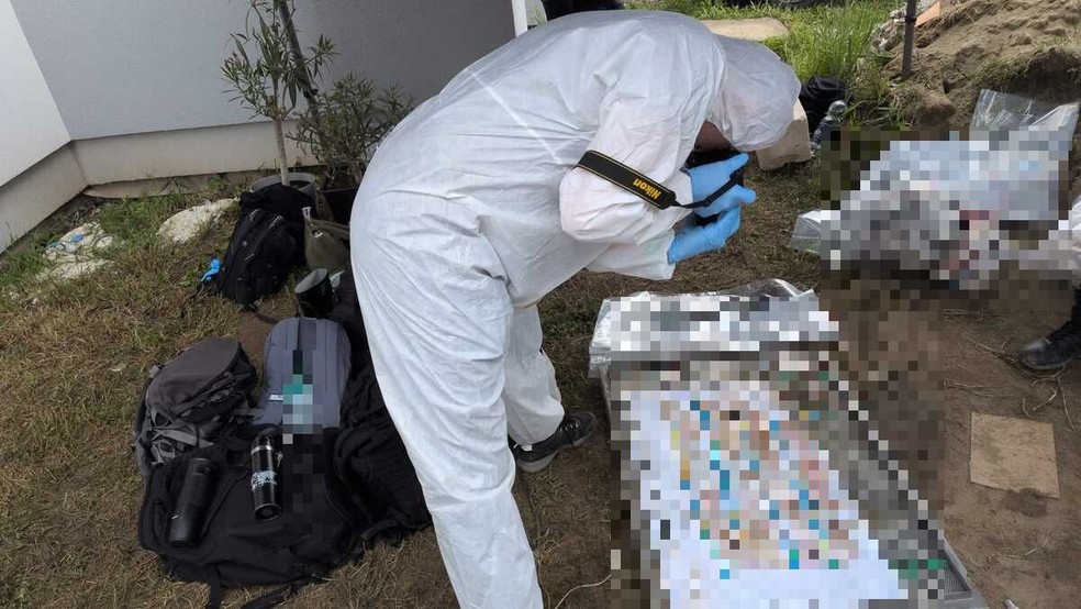 Mais de 30 fetos são encontrados em jardim de médica na Polônia — Foto: Polícia de Rzeszów