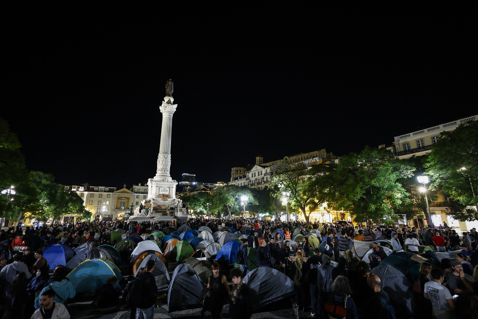 Manifestação contra crise de moradia na Praça do Rossio, em Lisboa, em Portugal, em 17 de outubro de 2026. — Foto: Filipe Amorim/AFP
