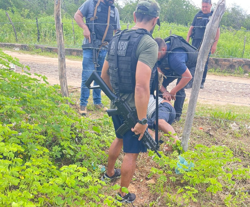 Homem suspeito de matar pai de santo e investigado por outros quatro homicídios é preso em Pedro II — Foto: Polícia Civil