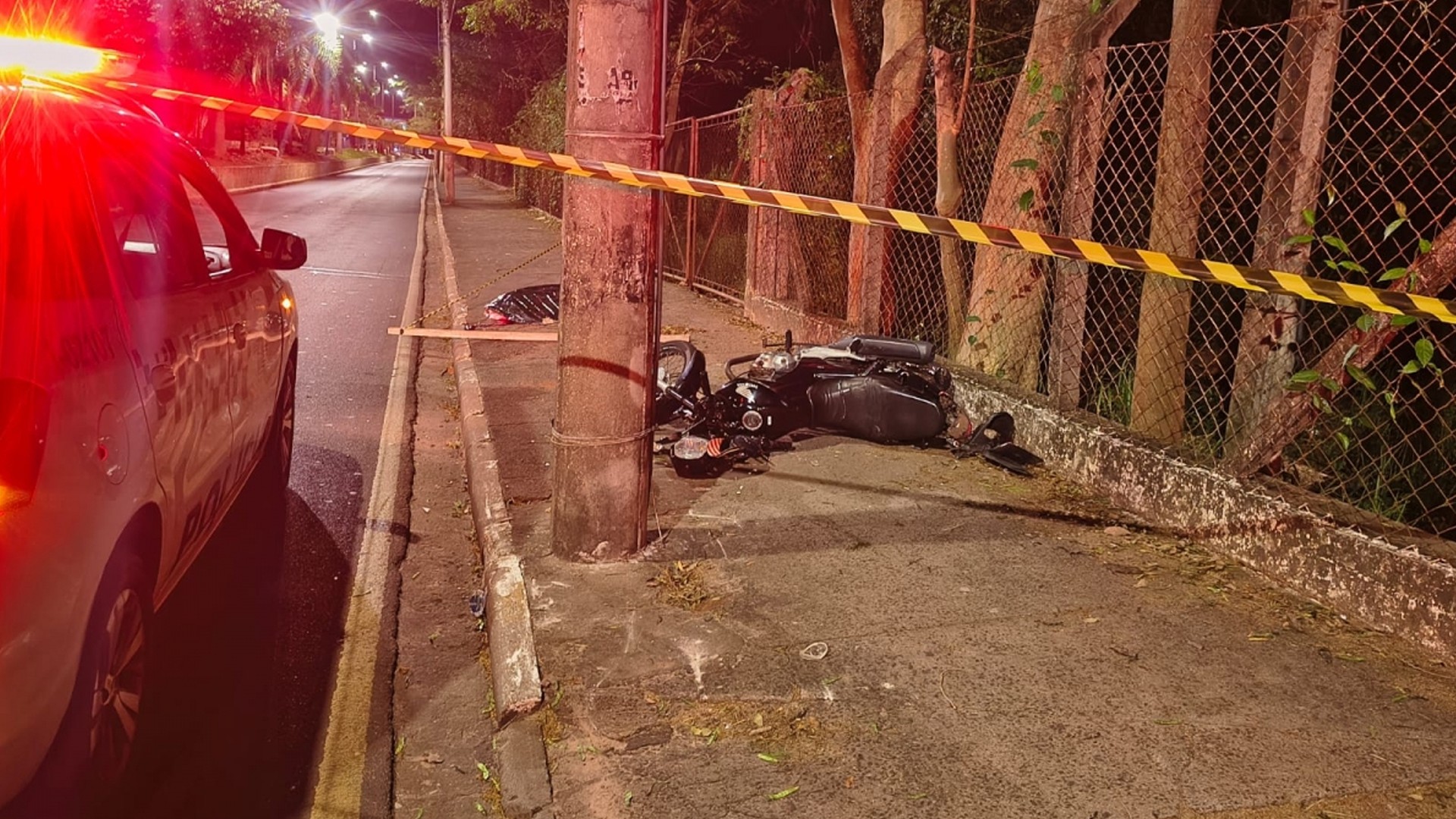 Motociclista perde controle e morre ao bater contra poste em avenida de Araçatuba