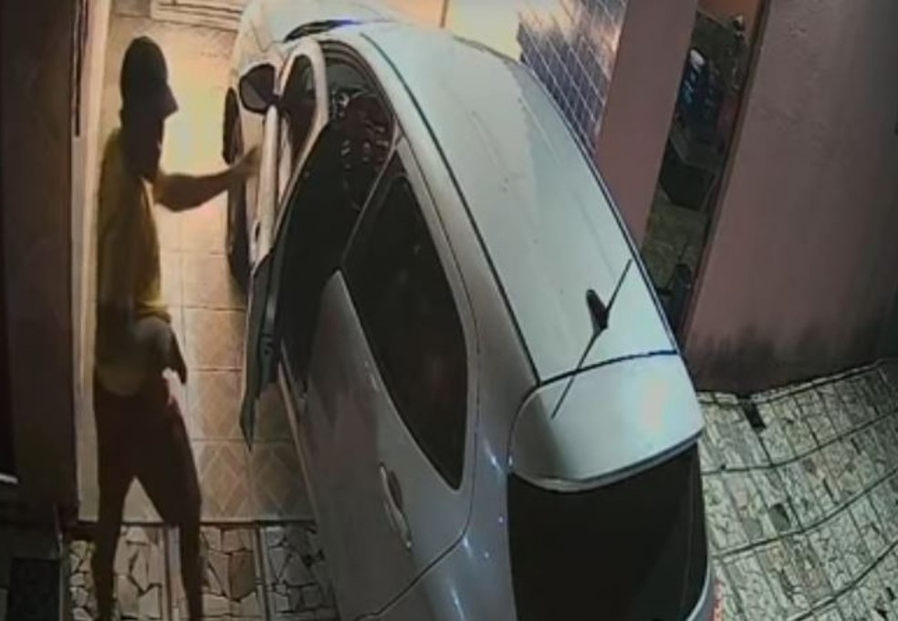 Um dos criminosos ficou aguardando enquanto outros três atacavam a vítima. — Foto: Reprodução