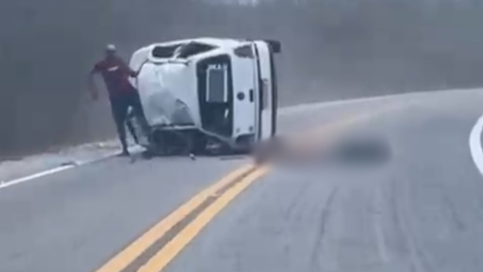 Carro capota e arremessa mulher para fora do veículo no Ceará