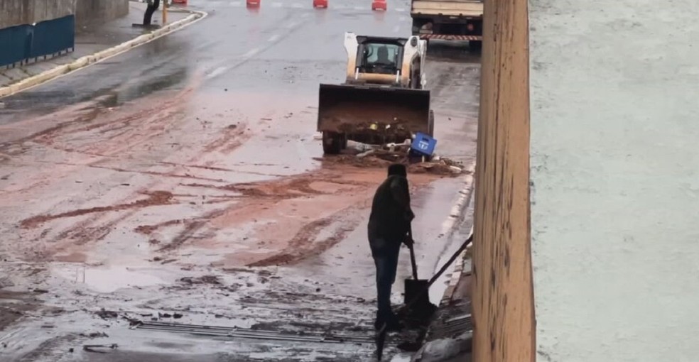 Bauru registrou acumulado de 78 mm, de acordo com a Defesa Civil. Funcionários da prefeitura estão realizando a limpeza nesta segunda-feira (9) — Foto: TV TEM