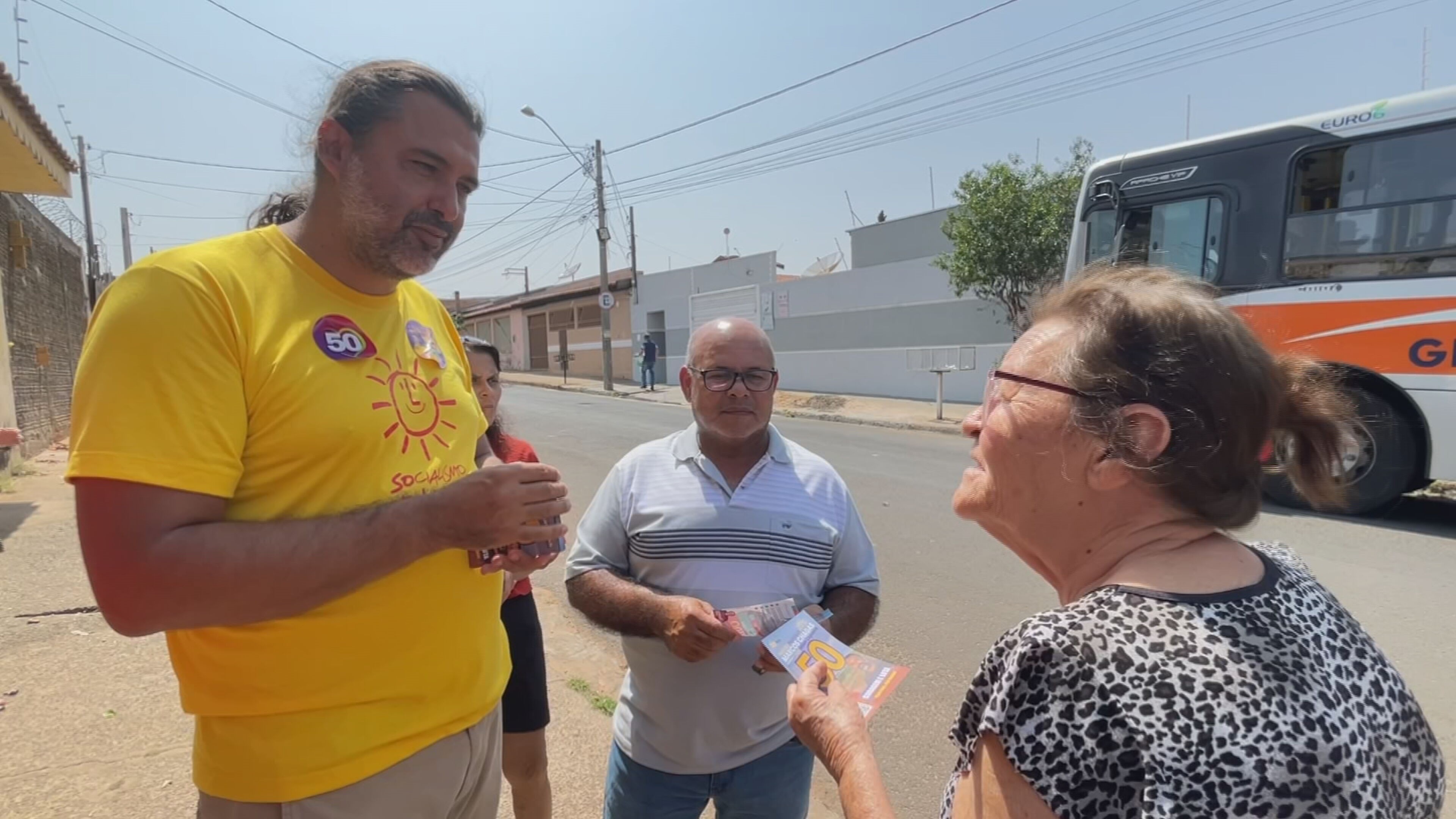 Candidato à Prefeitura de Bauru, Marcos Chagas caminha pelo bairro Nova Esperança e discute problemas da região