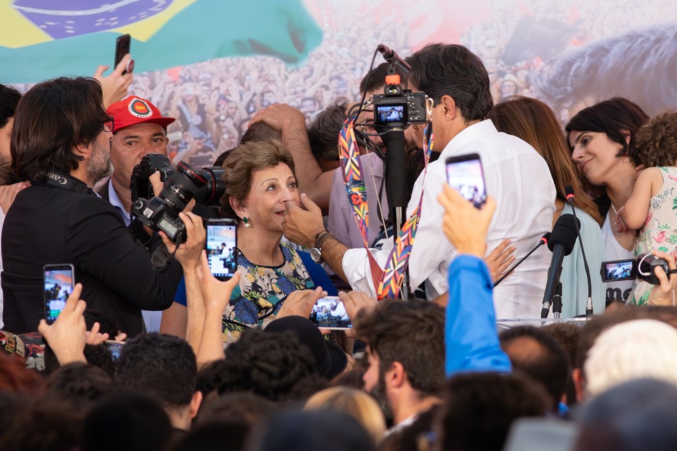 Fernando Haddad com a m&atilde;e, Norma Haddad, em 2018 &mdash; Foto: Celso Tavares/g1 