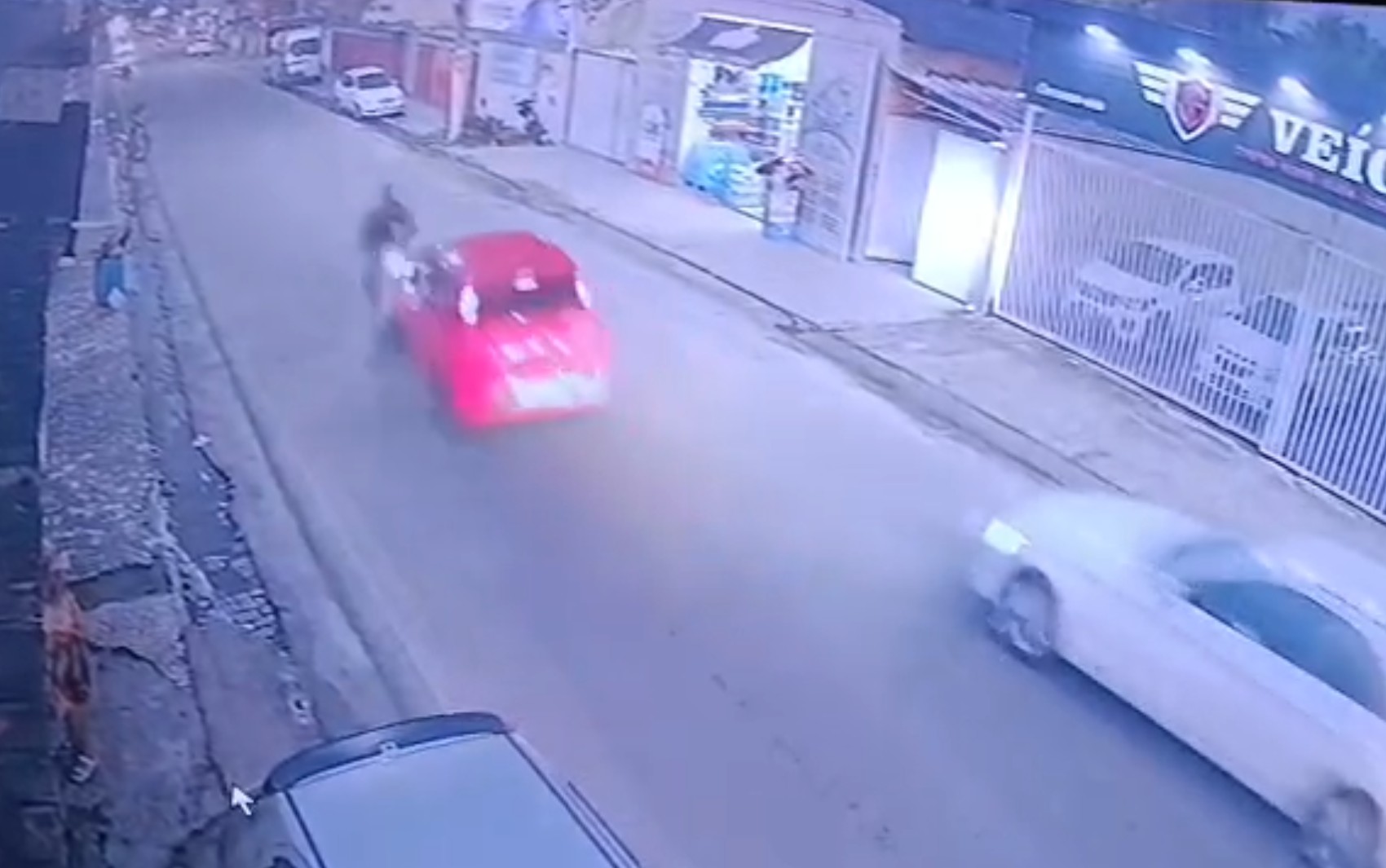VÍDEO: motociclista é arremessado após batida com carro na Bahia; homem foi preso