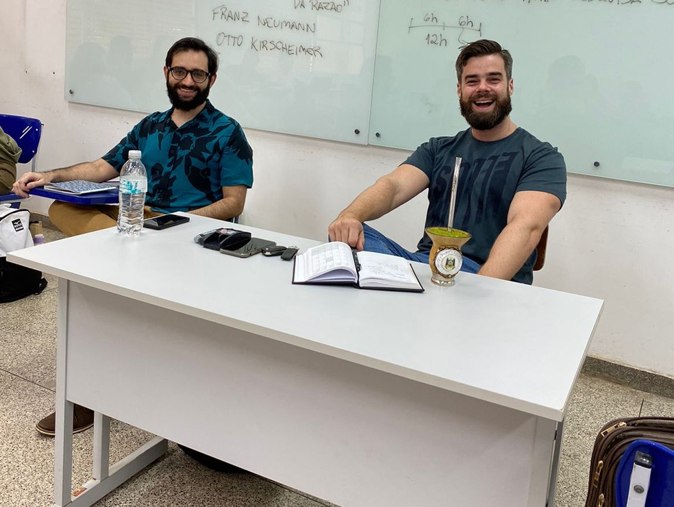 Bernardo Leandro Carvalho Costa e Maurício Pedroso Flores, ambos do RS e professores de direito, se conheceram após se mudarem para MT — Foto: Arquivo pessoal