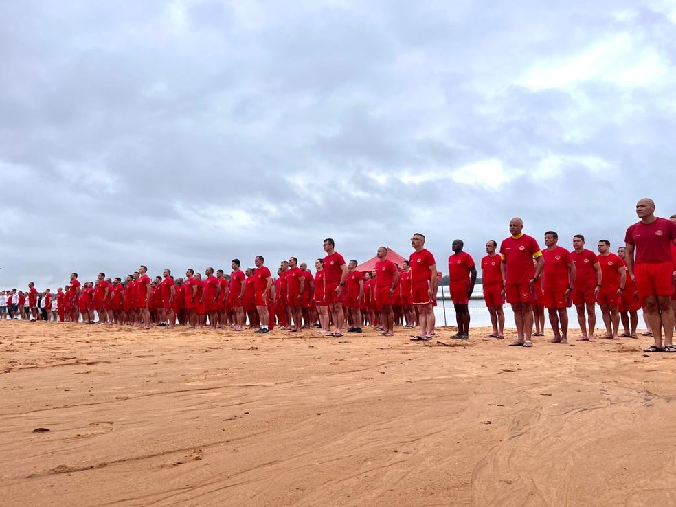 Militares do Corpo de Bombeiros participam de treinamento no Rio Paraná, em Rosana (SP) — Foto: Beto Suniga