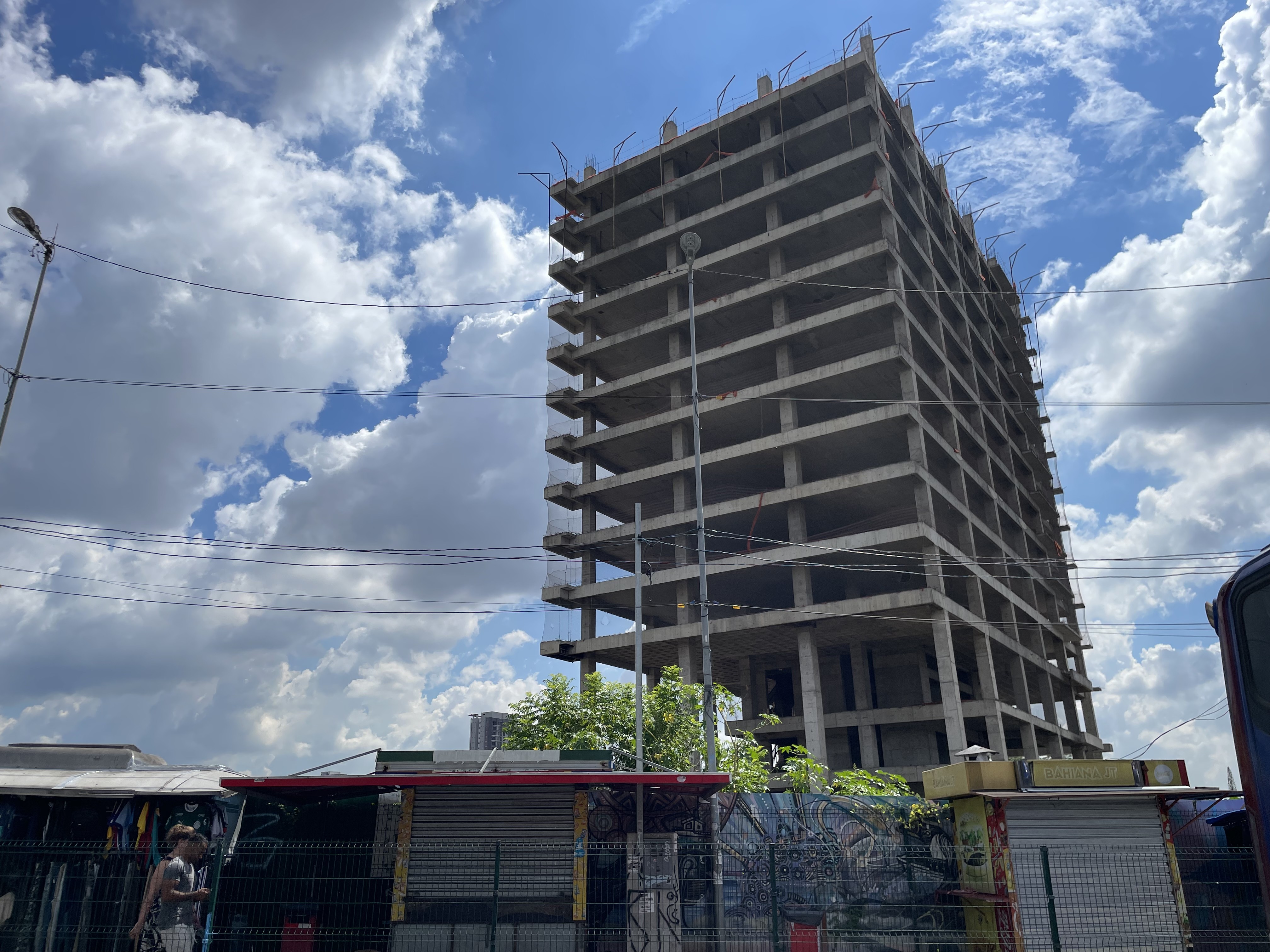 
'Esqueleto de prédio': o que explica a obra abandonada no Centro de Osasco