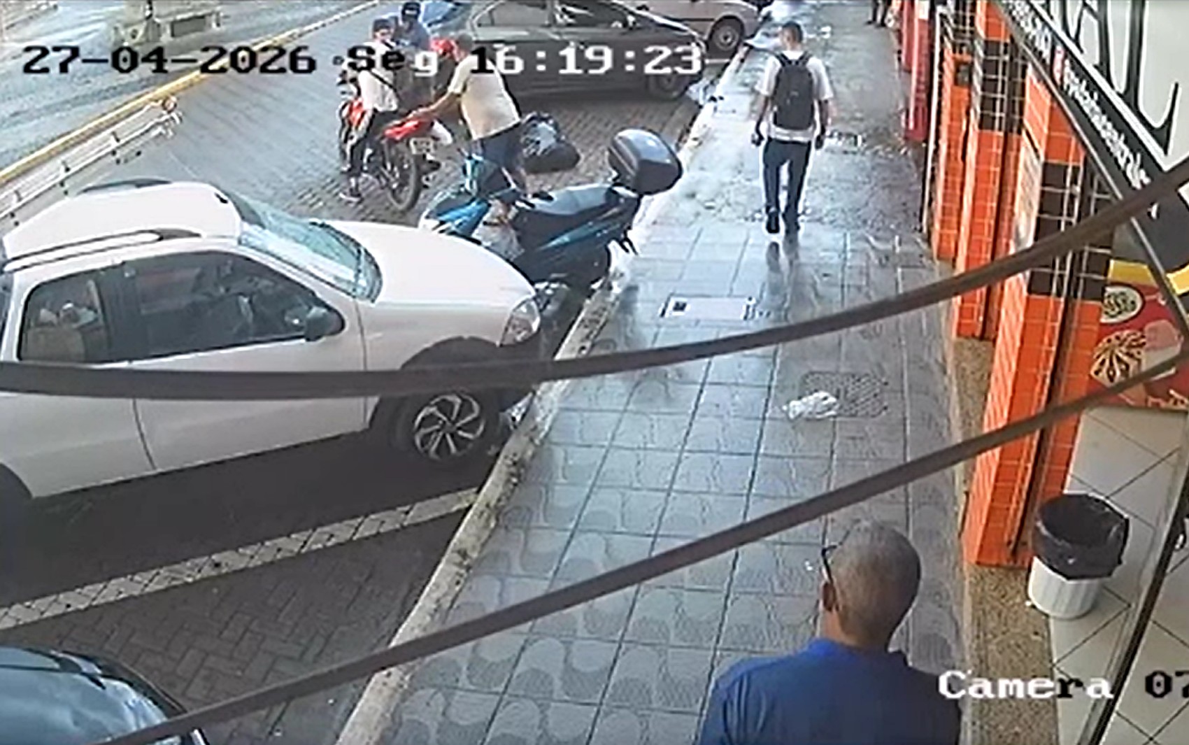 VÍDEO mostra furto de moto e polícia busca suspeito em Cachoeira de Minas, MG