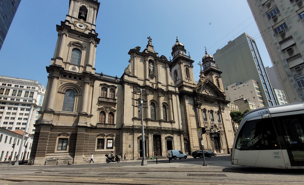 Fachada da Igreja de Nossa Senhora do Carmo da Antiga Sé é de estilo eclético e data do começo do século XX — Foto: Cristina Boeckel/ g1