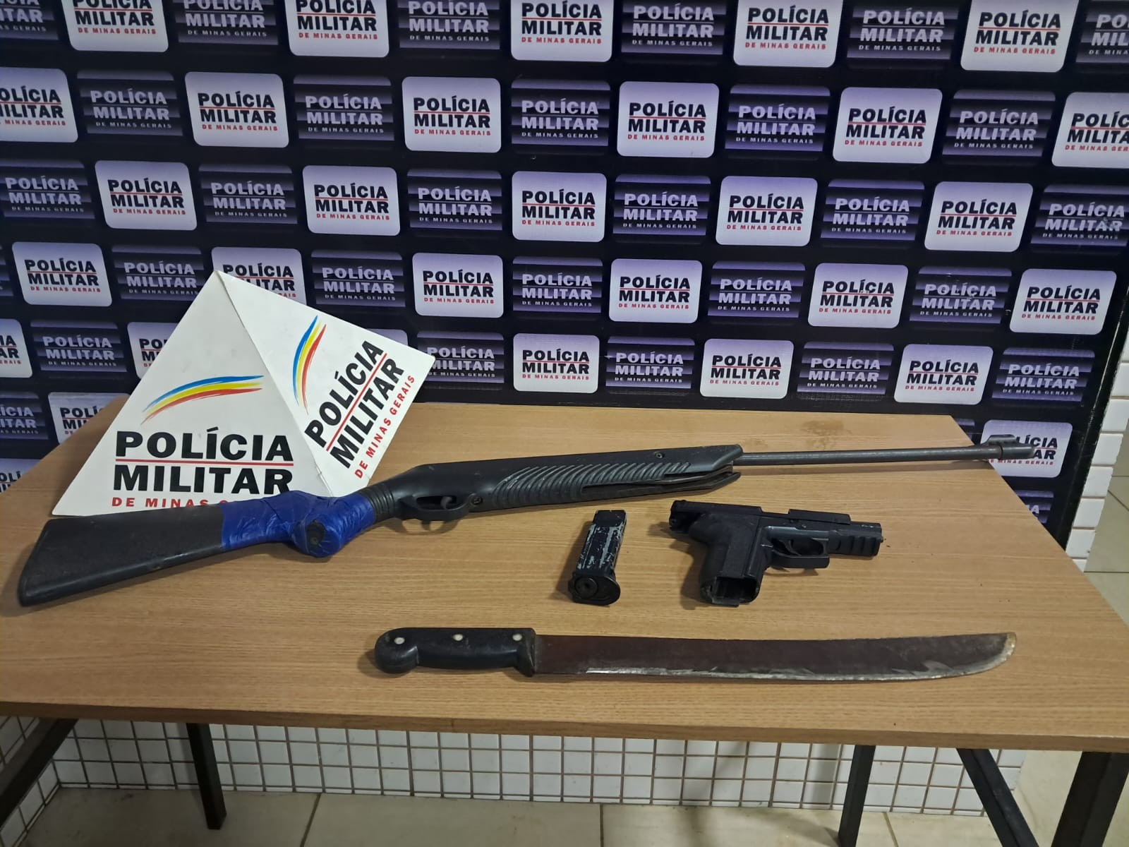Homem é preso após ameaçar vizinho com réplica de pistola em Caratinga