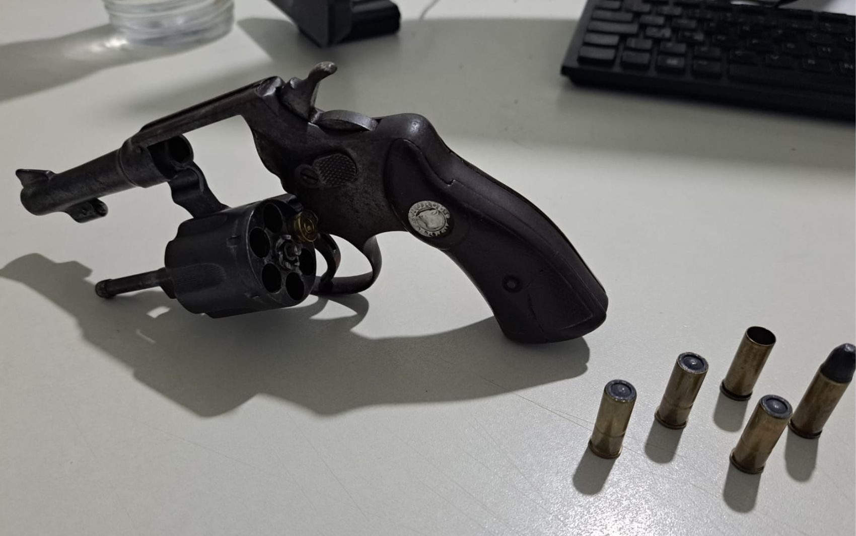 Homem agride e ameaça mulher com arma na frente da filha de 10 meses em Tobias Barreto