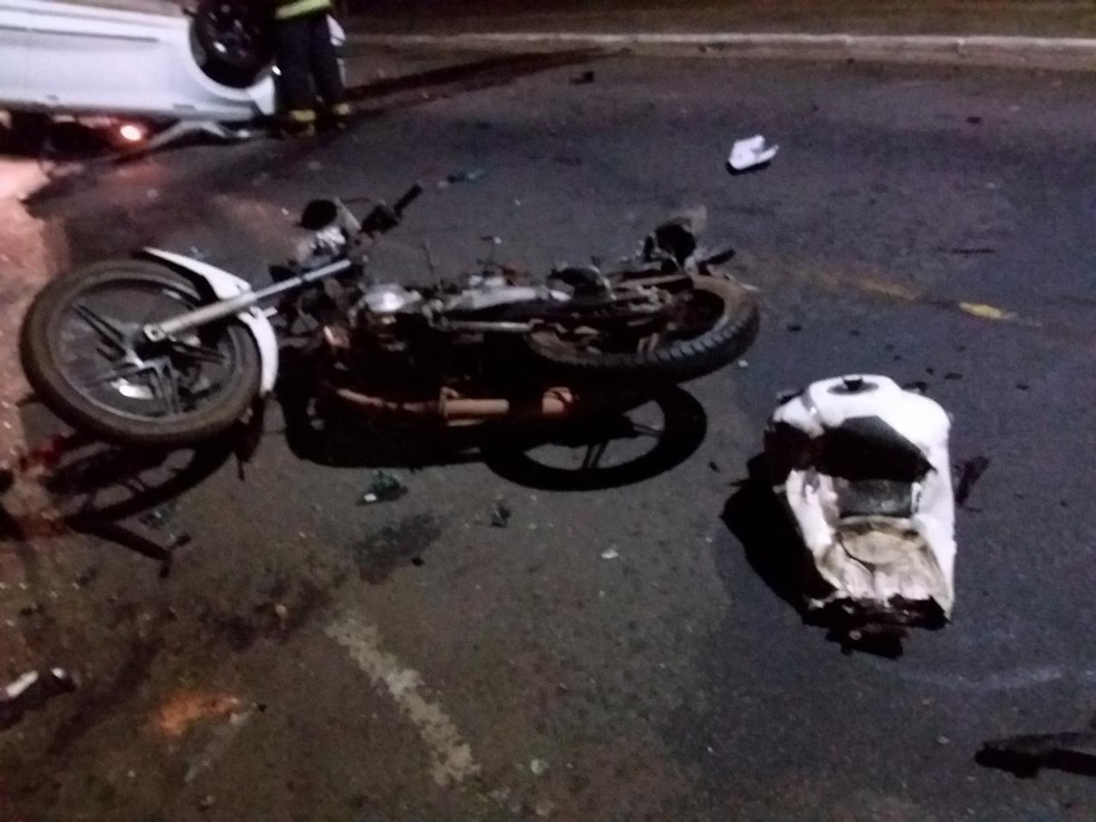 Moto da vítima ficou destruída  — Foto: PM/Divulgação
