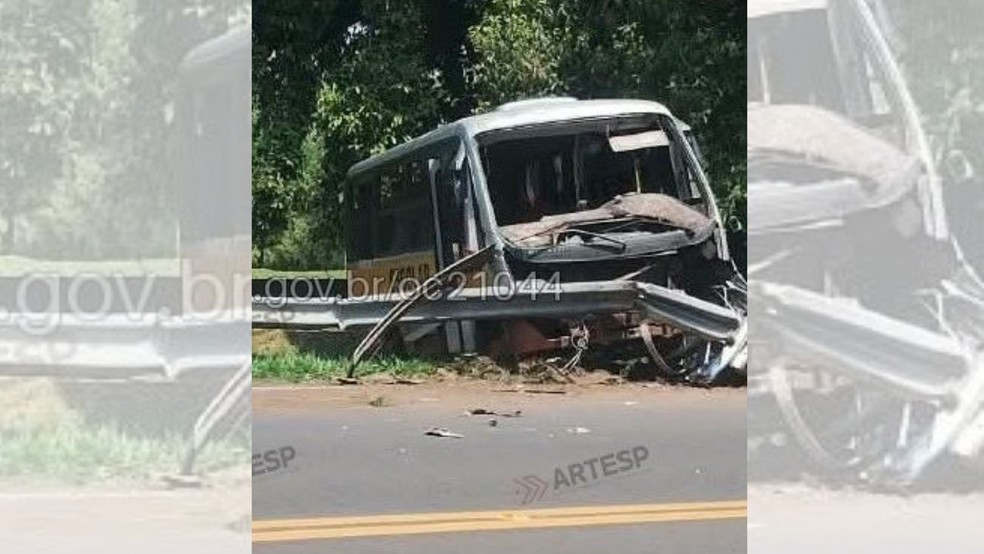 2 de 2
Dez pessoas tiveram ferimentos no acidente de &ocirc;nibus em Tup&atilde; &mdash; Foto: CCM Artesp/ Divulga&ccedil;&atilde;o