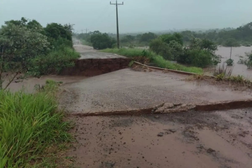 Ponte destruída em Paranhos (MS) — Foto: Reprodução