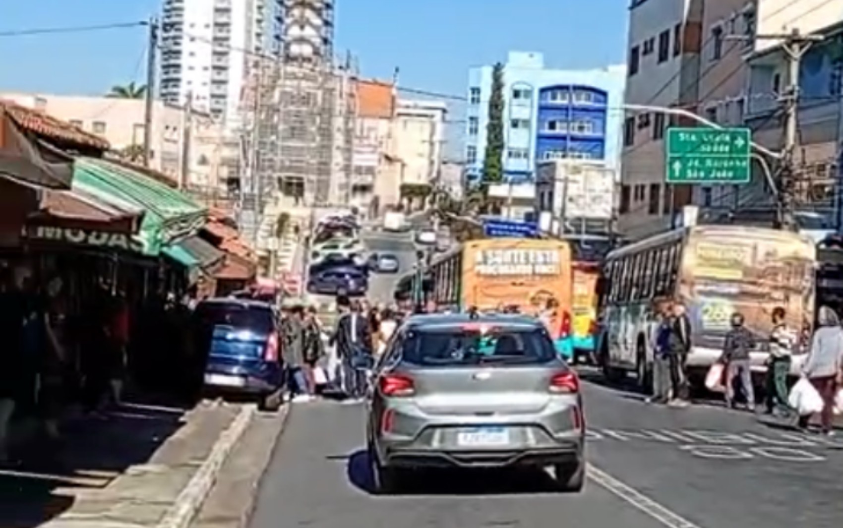 Idosos ficam feridos após carro invadir calçada no Centro de Pouso Alegre, MG