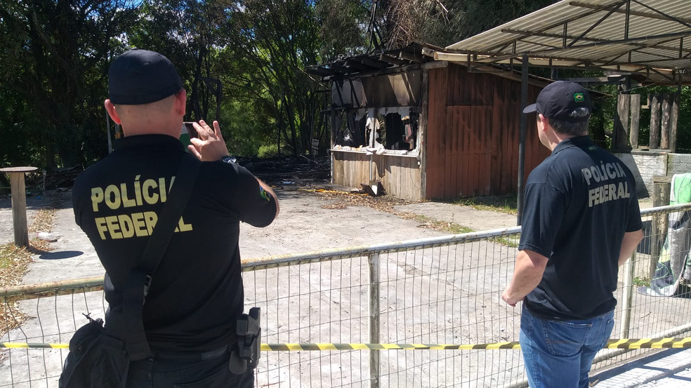 Polícia Federal no local onde casa pegou fogo em Rio do Sul — Foto: Luiz Souza/NSC TV