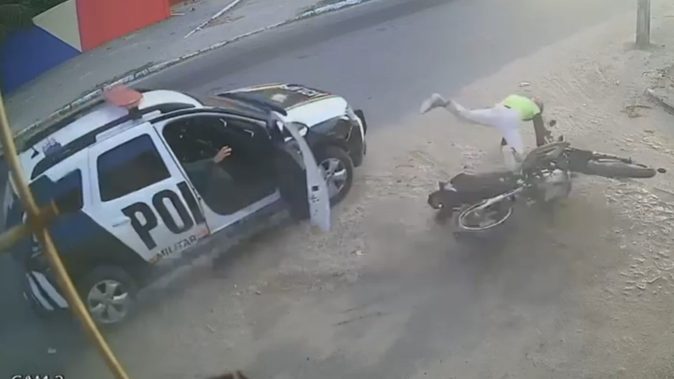 Veículo da PM intercepta moto de assaltantes em Fortaleza. — Foto: Reprodução