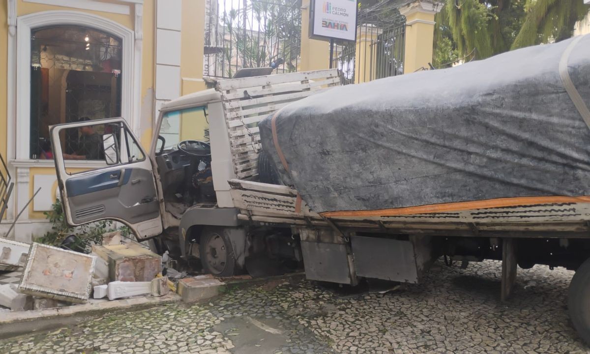 Biblioteca tem funcionamento suspenso após ser atingida por caminhão em Salvador