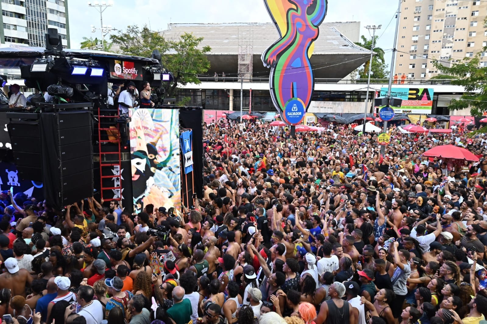 BaianaSystem é criticada após anúncio de show em camarote de luxo no carnaval de Salvador
