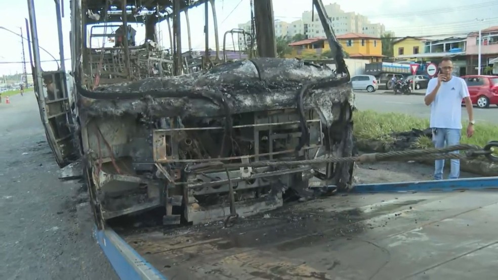 Mulher morre após ser atropelada por micro-ônibus na BA-526 e grupo incendeia veículo em protesto — Foto: TV Bahia