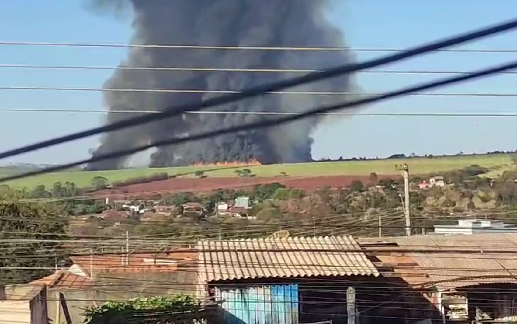 Incêndio de grandes proporções atinge lavoura e fumaça cobre Igarapava, SP