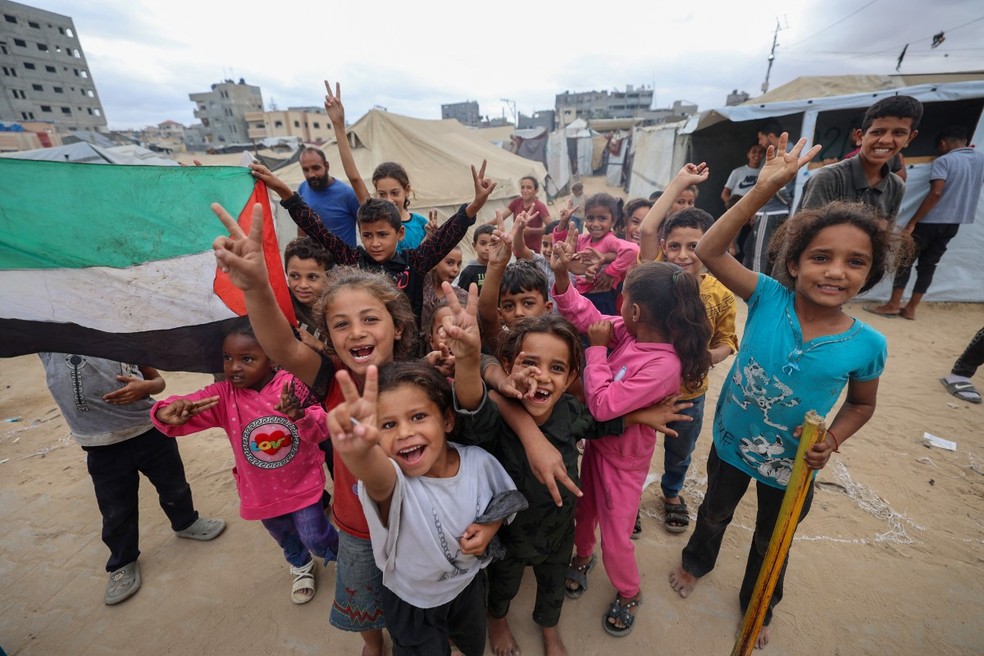 Crianças palestinas no campo de refugiados de Nuseirat — Foto: EYAD BABA / AFP