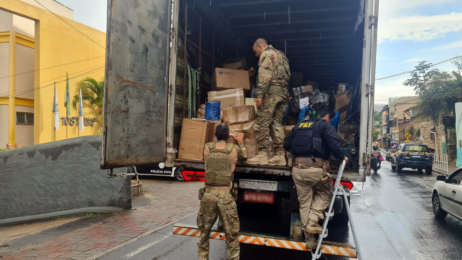 Cerca de três toneladas de maconha são apreendidas pela PRF na BR 040, em Areal