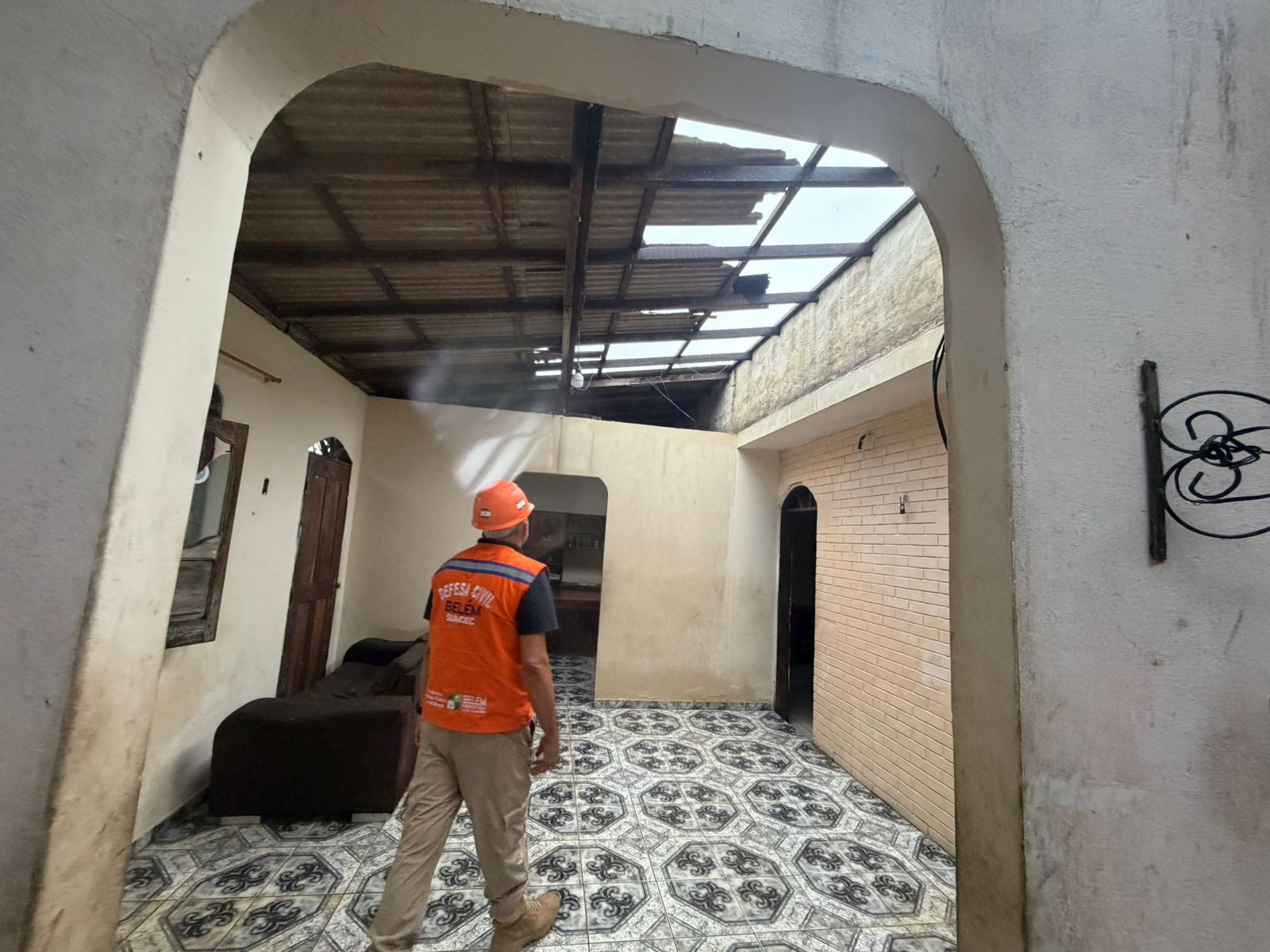 Vendaval destelha casas durante chuva forte em Belém nesta quinta-feira (30)