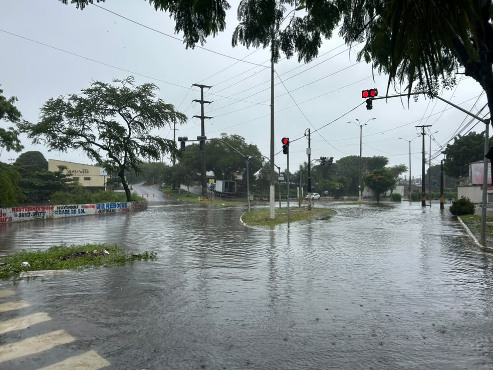 Alagamento na Avenida Ayrton Senna, no bairro Neópolis, em Natal, após chuvas — Foto: Stephany Souza/Inter TV Cabugi