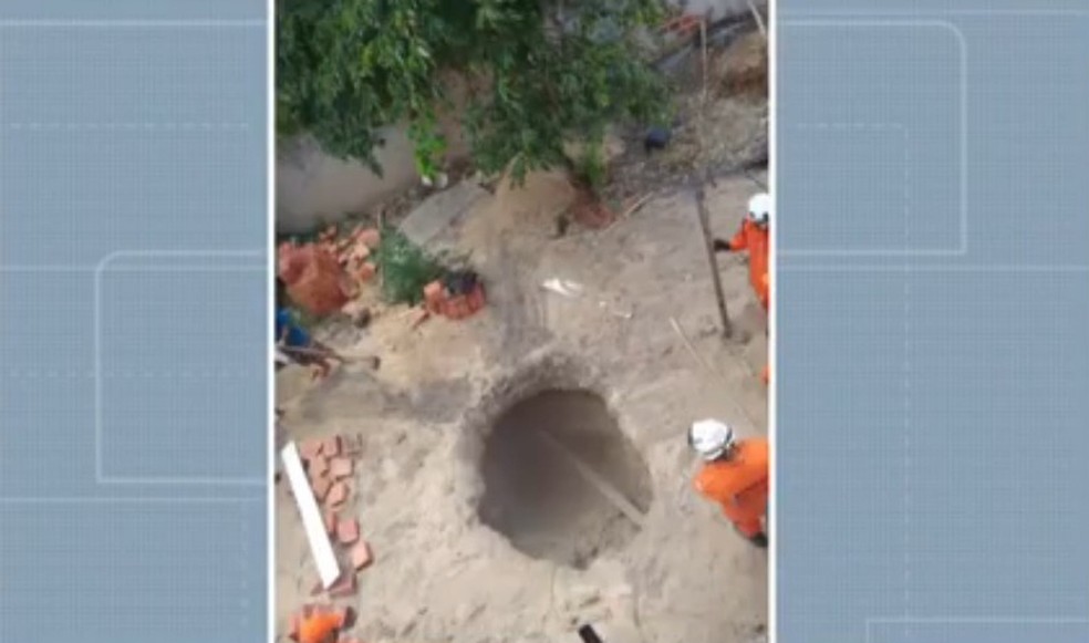 Homem morre soterrado após cair em buraco de 4 metros em quintal de casa no interior da Bahia — Foto: Reprodução/TV Subaé